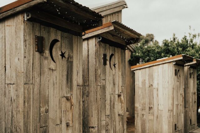 SUSTAINABILITY ♻️ Natural outhouses Handcrafted from locally-sourced recycled timbers, including fallen tree branches for handles, former fence palings for exteriors and salvaged corrugated iron for the roofs. 🤍
📸@georgiaverrells